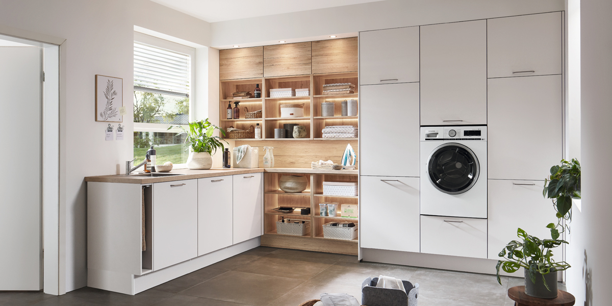 De moderne versie van de wasruimte overtuigt door een perfecte en functionele planning en een doordacht organisatiesysteem. Slimme details, zoals de opklapbare wasdroger, zijn echte dagelijkse hulpjes.