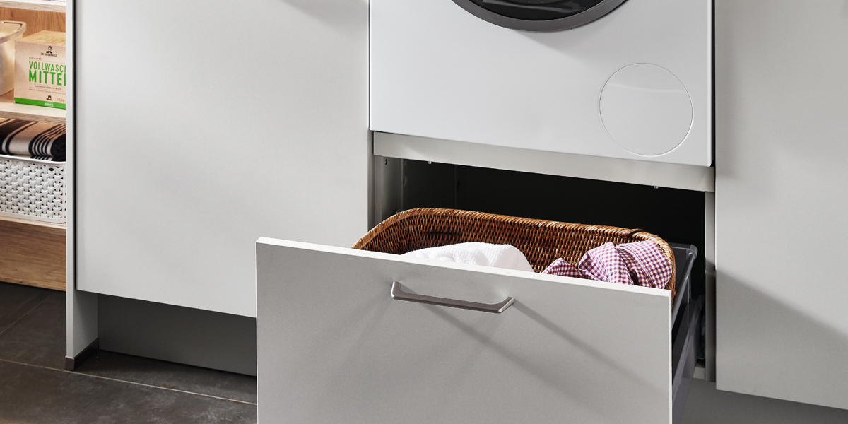 De moderne versie van de wasruimte overtuigt door een perfecte en functionele planning en een doordacht organisatiesysteem. Slimme details, zoals de opklapbare wasdroger, zijn echte dagelijkse hulpjes.